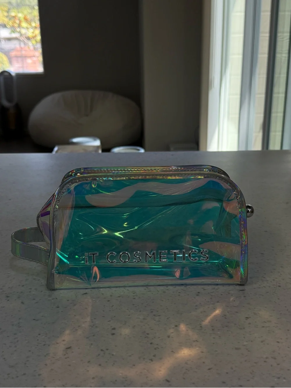 it cosmetics Iridescent Holographic Travel Pouch